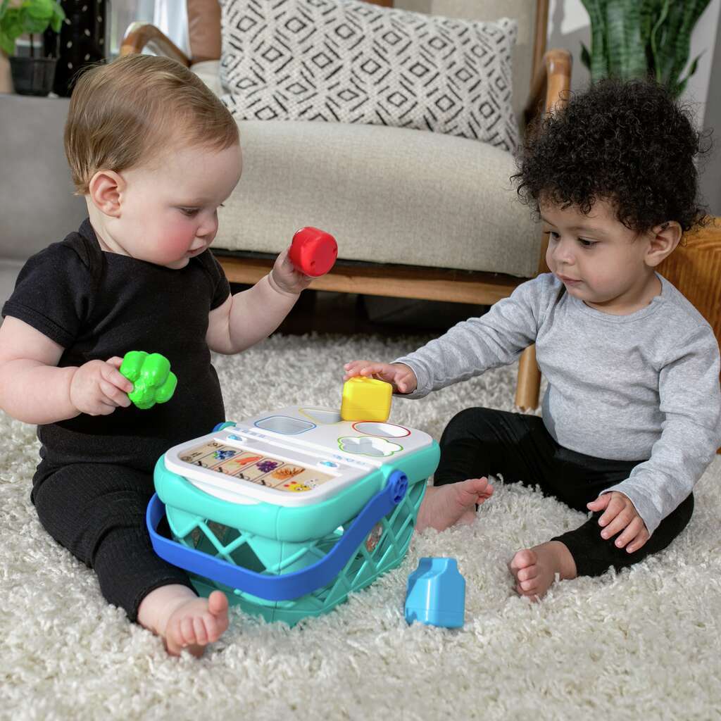 Pack Regalo 1 Año Pequeño Tendero: niños jugando con la cesta de la compra