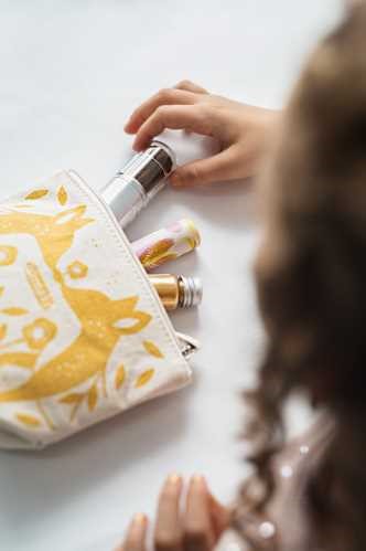 ESTUCHE ORO Pincel mágico + polvos dorados+ labial de vainilla