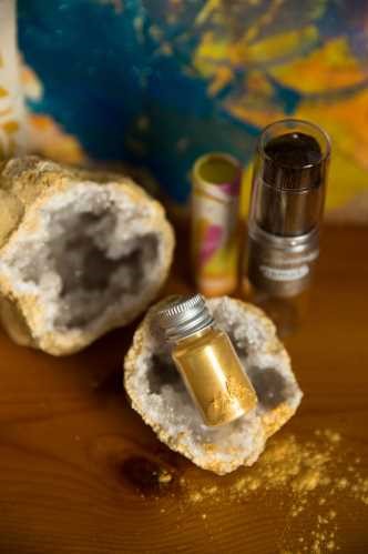 ESTUCHE ORO Pincel mágico + polvos dorados+ labial de vainilla