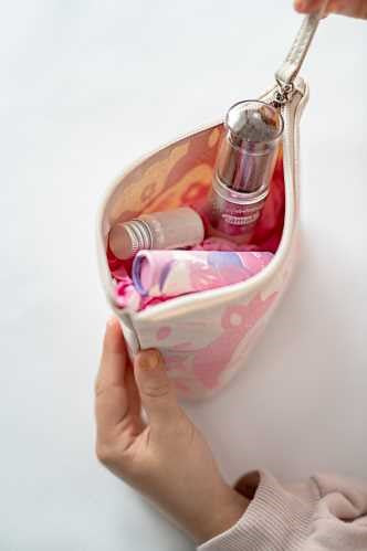 ESTUCHE ROSA Pincel mágico + polvos plateados + labial de frambuesa