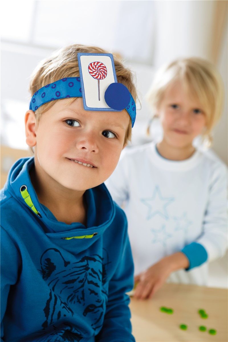Pack Regalo 5 Años Cerebrito: niños jugando a ¿Quién Soy? con la cinta en la frente