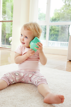 Pack Regalo 1 Año Pequeño Músico: niña escuchando la concha grabadora