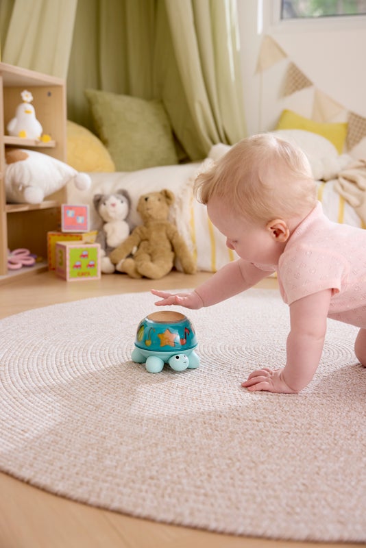Pack Regalo Bebé Primeros Sentidos: bebé jugando con la tortuga musical