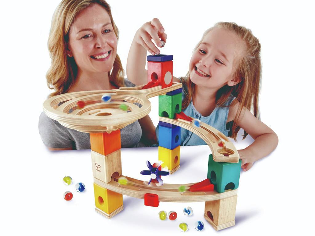 Pack Regalo 4 Años Pequeño Constructor: el circuito de canicas Carrera hasta la meta de Hape en uso