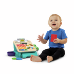 Pack Regalo 1 Año Pequeño Tendero: bebé jugando con la caja registradora